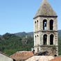 Saint-Gervais-sur-Mare : l'église paroissiale d'origine romane, reconstruite et modifiée après les guerres de Religion conserve des voûtes en berceau reposant sur des colonnes géminées et une chapelle gothique à liernes et tiercerons du XVe siècle.